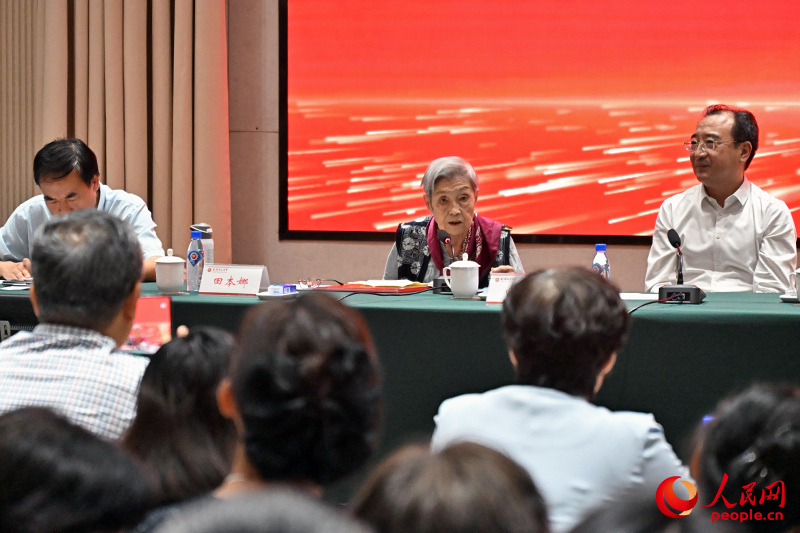 田本娜先生發言。人民網記者 孫一凡攝 田本娜先生發言。人民網記者 孫一凡攝