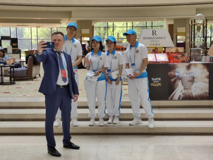 天津師范大學青年志愿者為上合作組織人工智能合作論壇提供高效服務_fororder_wps_doc_1